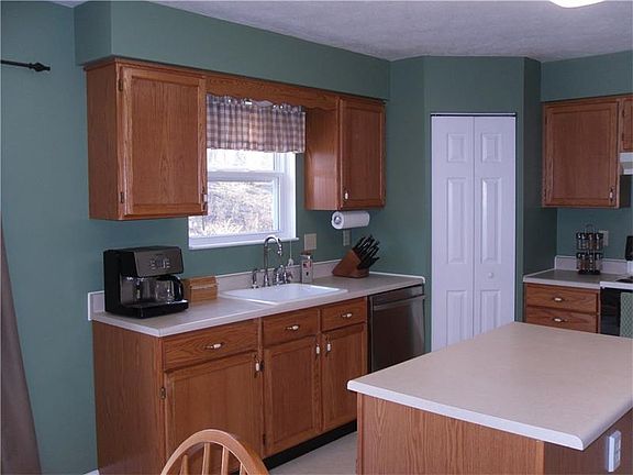 3rd image of 109 Walcott Dr