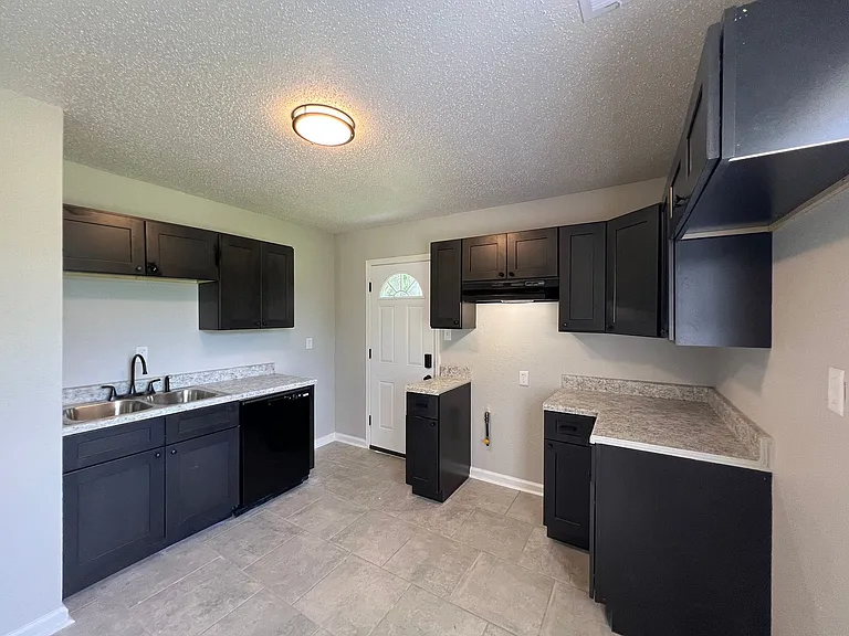 385 Washburn Dr — Photo 2