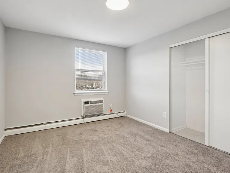 Oakland Terrace Apartments — Photo 12