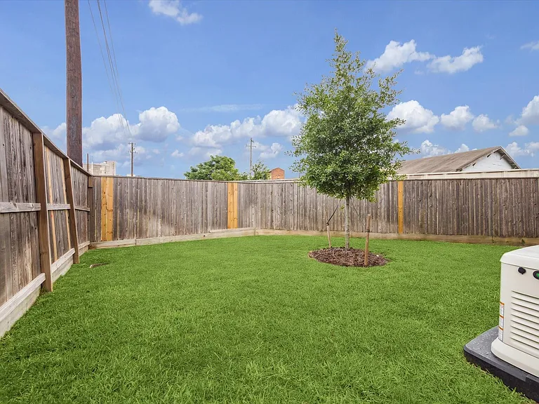 2803 Hicks St — Photo 16