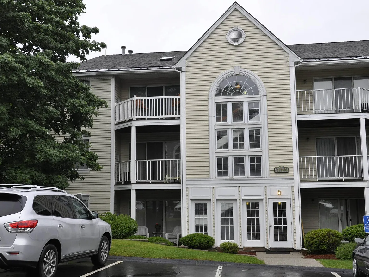2 bed, 890 sqft, $2,300 — Photo 1