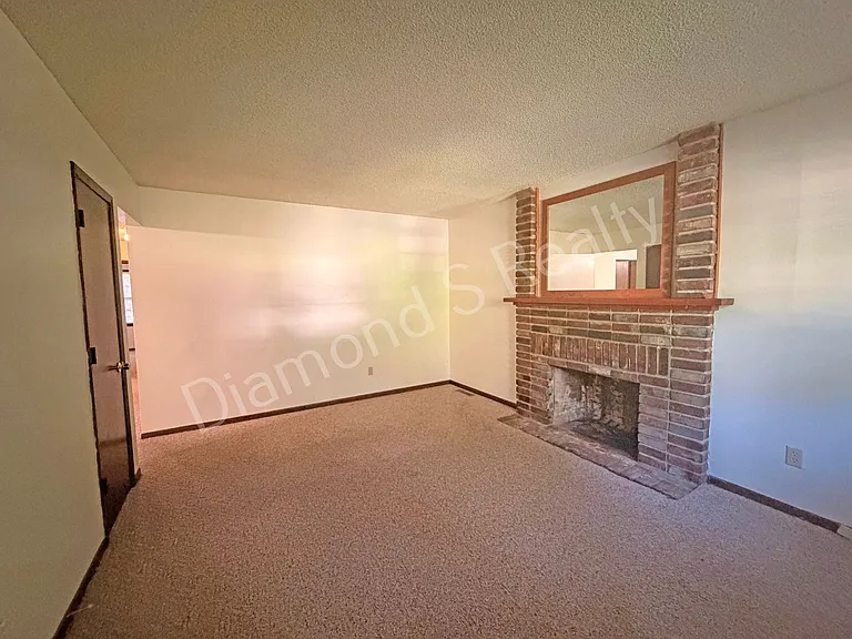 2750 N Howard Ave — Photo 2