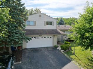 9111 Chestnut Dr, Hickory Hills, IL