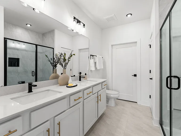 175 W Black St #201 — Photo 23