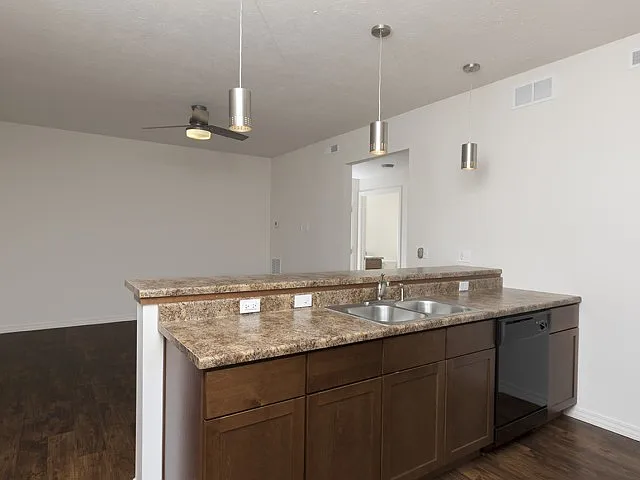 1100 S Market Ave — Photo 19