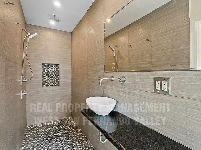12920 Aetna St — Photo 29