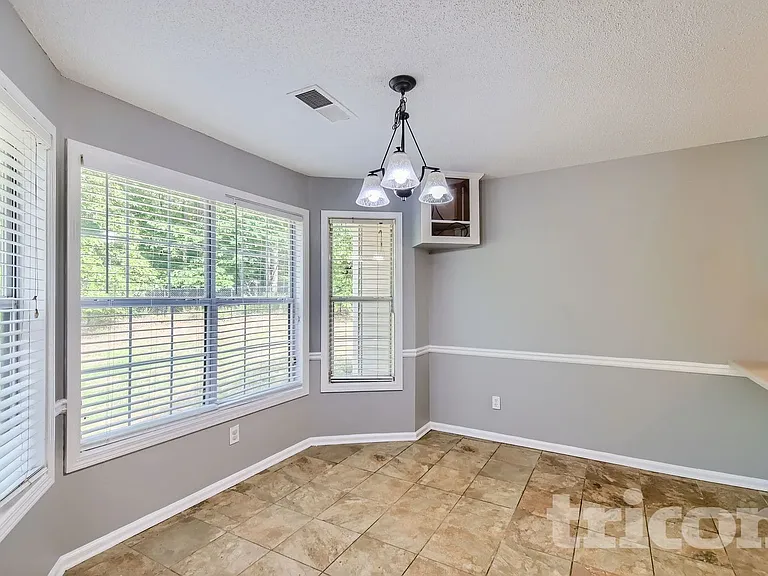 390 River Point Dr — Photo 9