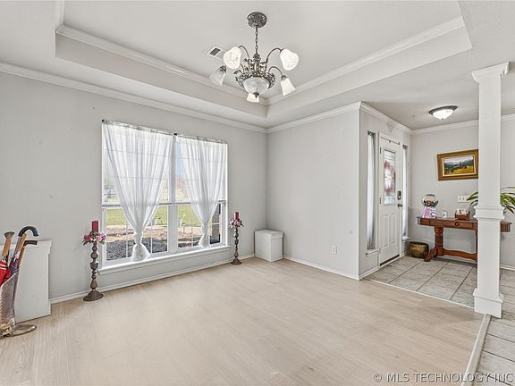 3rd image of 1112 W Beech St