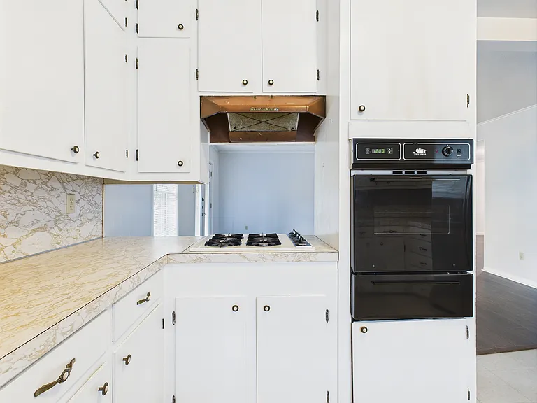 1402 Village Dr — Photo 11
