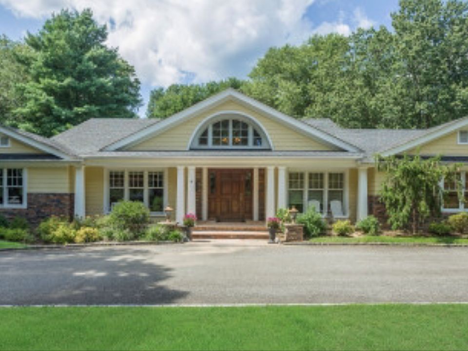 1st image of 4 Bridle Path Ct