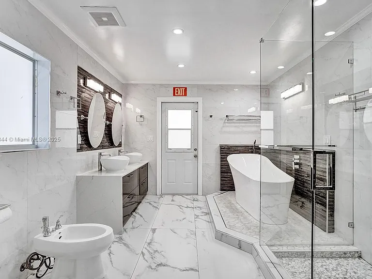 1301 Rodman St — Photo 40