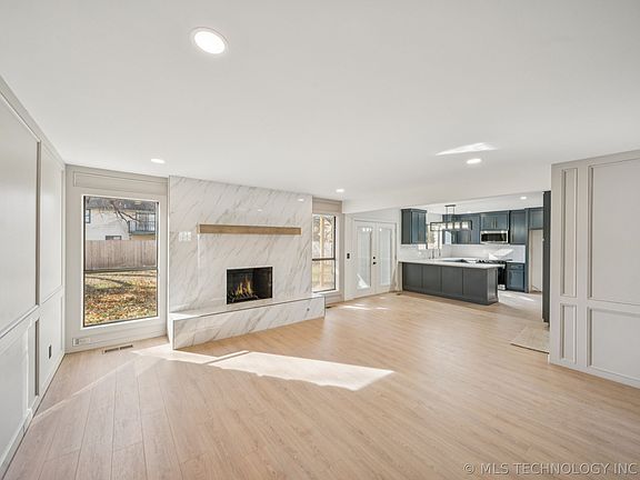 3rd image of 909 W Albuquerque St