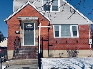 95 Charles St, Floral Park, NY 11001