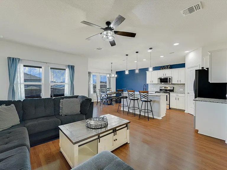 725 Pinnacle Dr — Photo 2