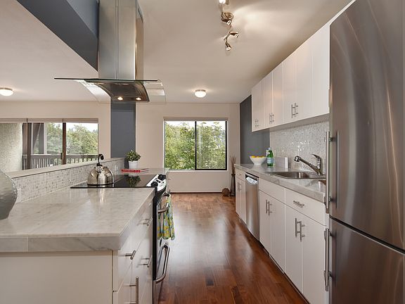 3rd image of 2550 Thorndyke Ave W APT 203