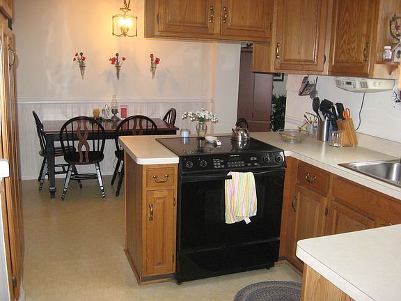 eat-in kitchen
