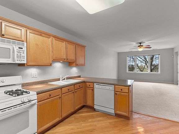 5th image of 2660 Summit Dr Unit 201