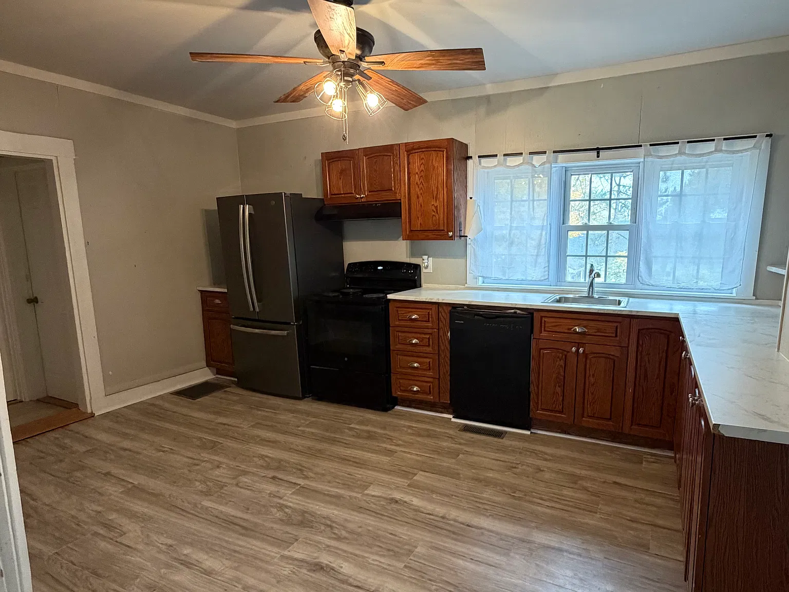3 bed, $1,550 — Photo 1