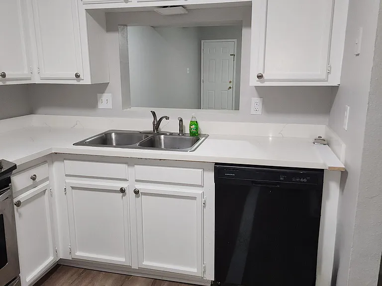 820 Meadow Glen Ave #D — Photo 3