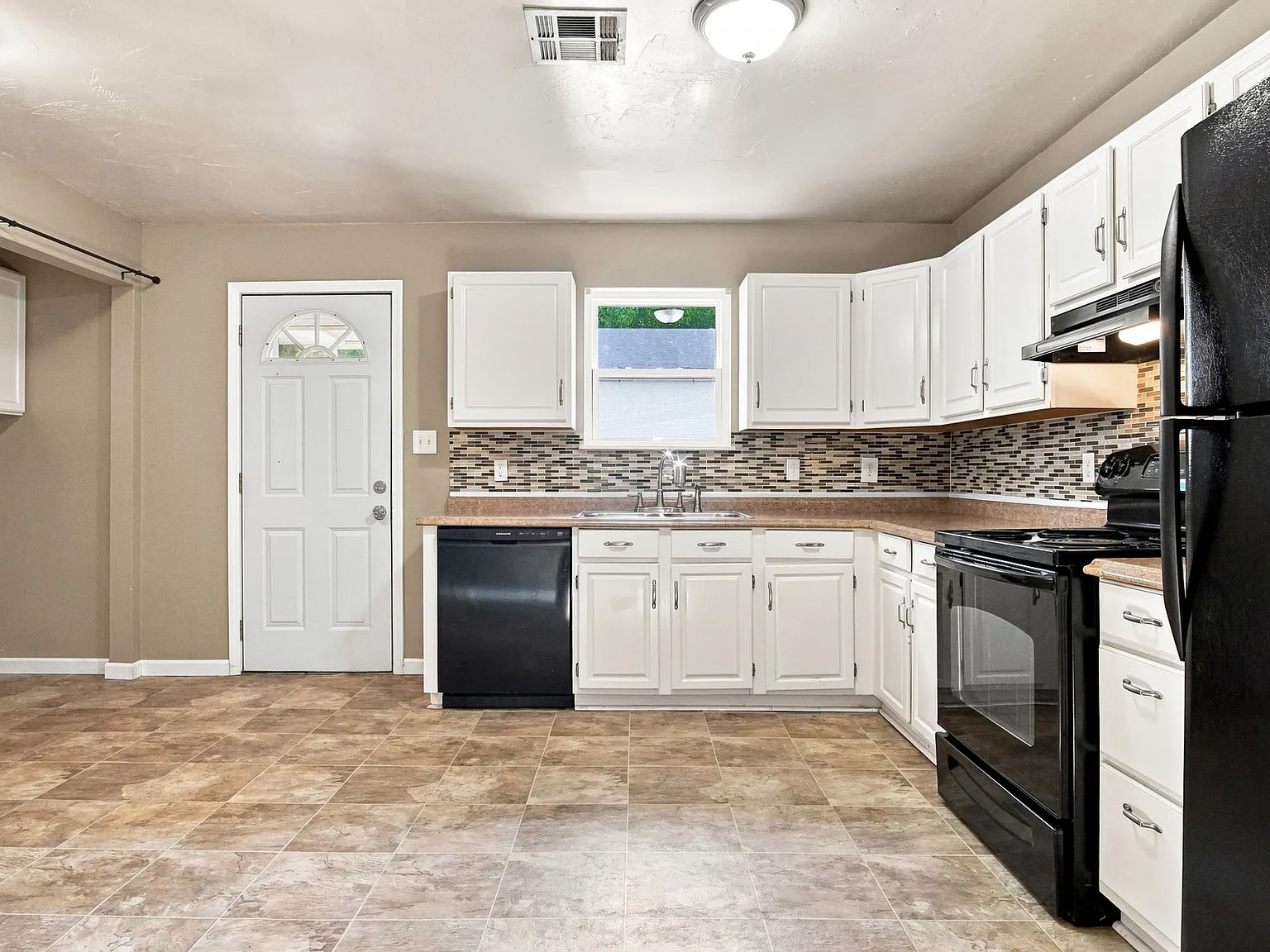 2 bed, 850 sqft, $1,195 — Photo 2