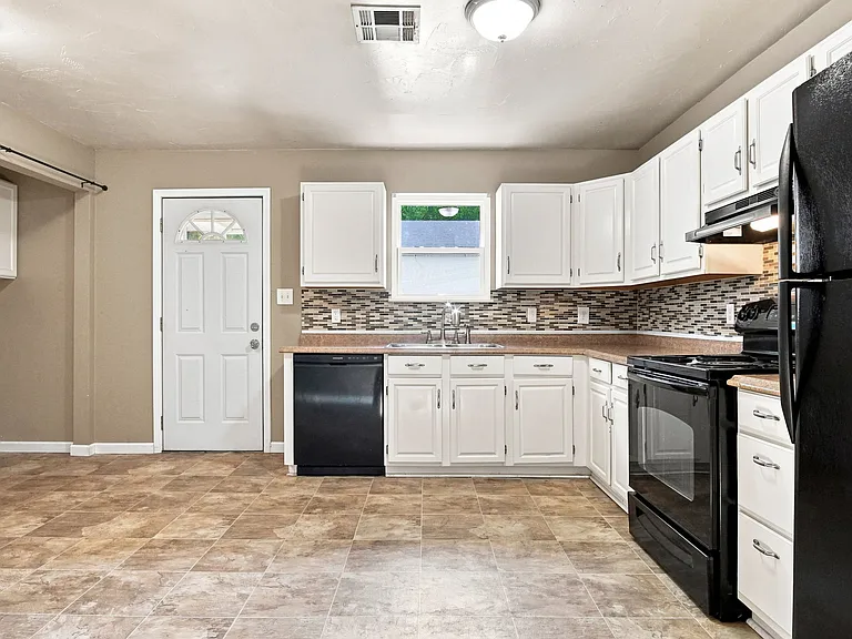 4705 S Hudson Ave — Photo 2