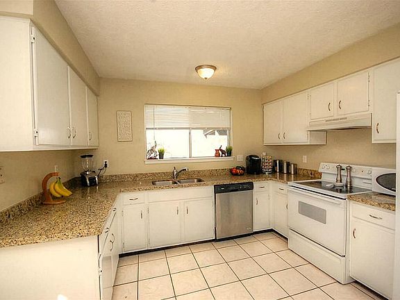2nd image of 602 W Castle Harbour Dr