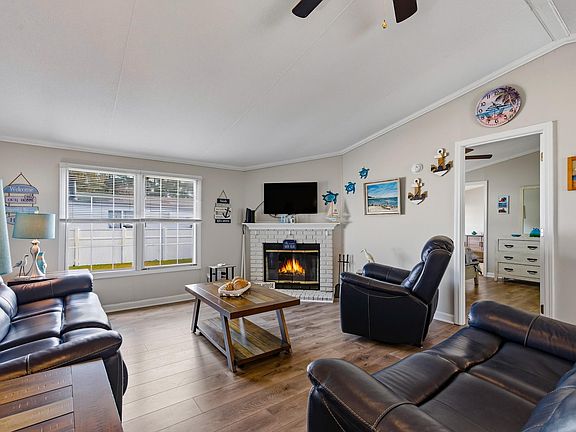 3rd image of 3136 Lyndon Dr.