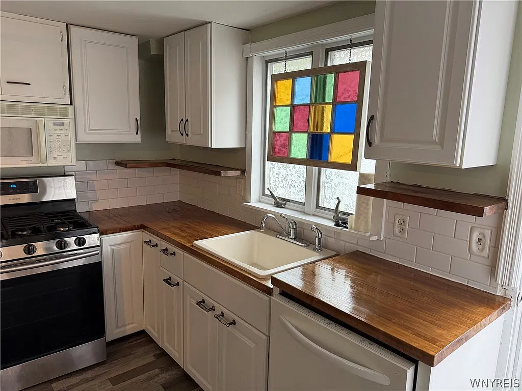 1 bed, 1.0 bath, 996 sqft, $1,495 — Photo 2