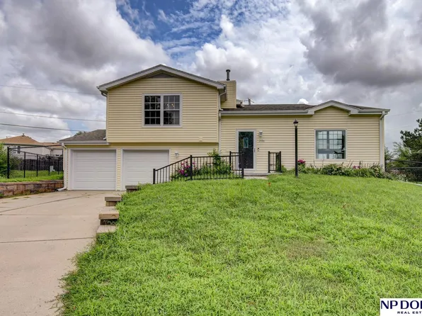 2086 Parker Cir, Omaha, NE 68110