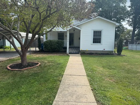 1206 S Commercial St, Benton, IL 62812