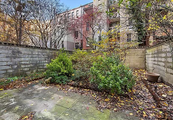 2nd image of 17 W 82nd St