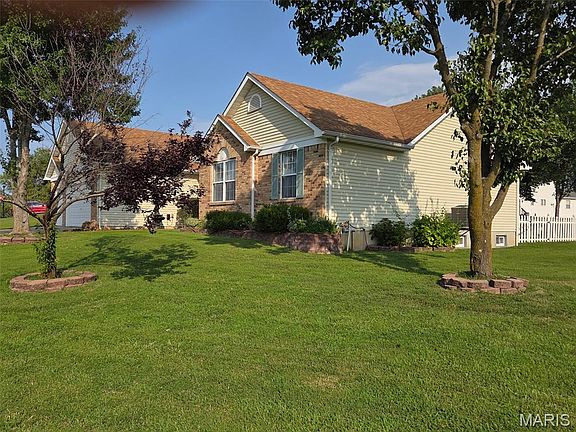 3rd image of 207 Sassafras Parc Dr