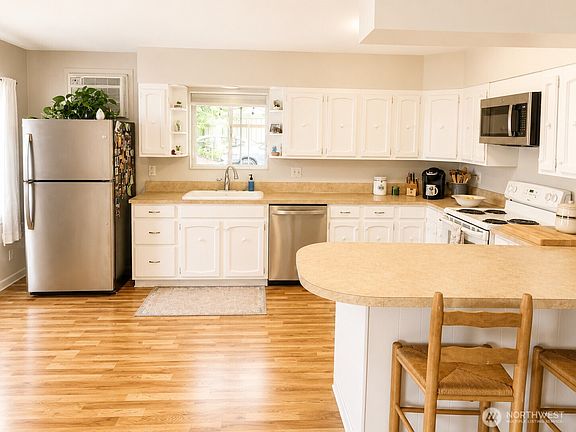 3rd image of 926 4th Avenue S