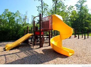 16 Glen Oak Dr, East Amherst, NY 14051