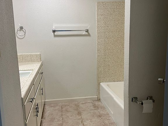4th image of 1009 N Brown St
