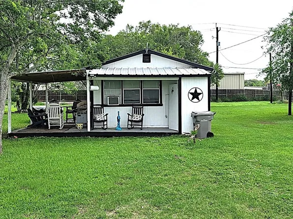 308 W Saint Louis Ave, Seadrift, TX 77983