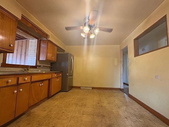4th image of 10706 Oak Ave