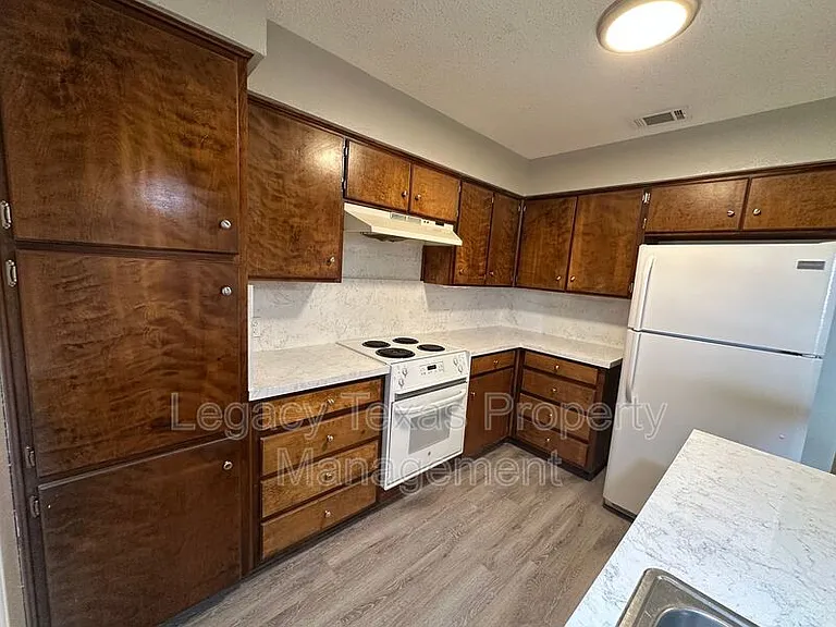 1116 N Nolan River Rd #B — Photo 12