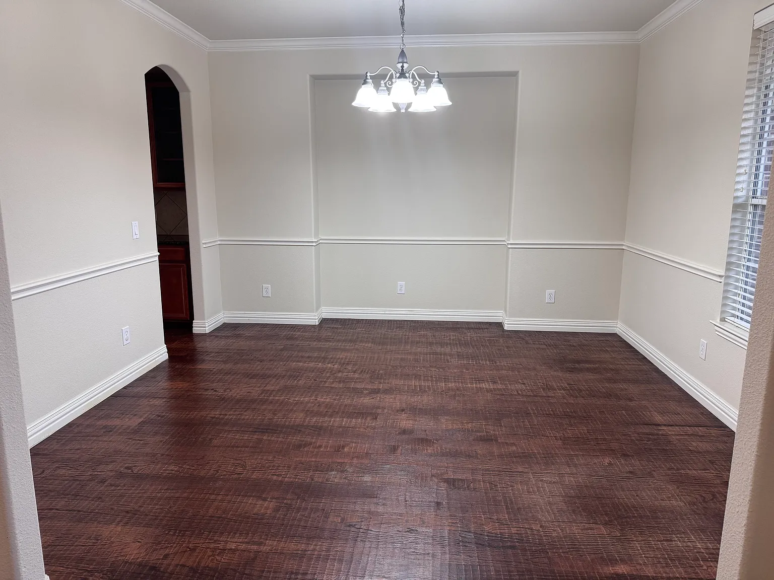 4 bed, 3689 sqft, $3,950 — Photo 3