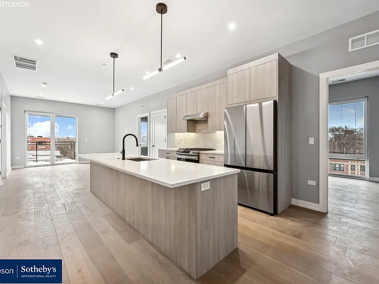 7010 N Glenwood Ave #Penthouse 1 — Photo 1