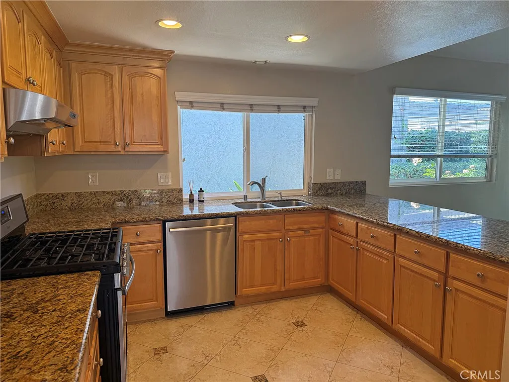 4 bed, 1808 sqft, $5,395 — Photo 4