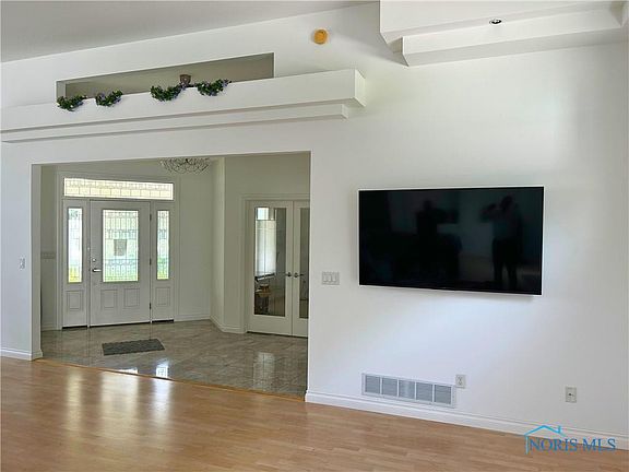 4th image of 7130 Oak Bluff Ln