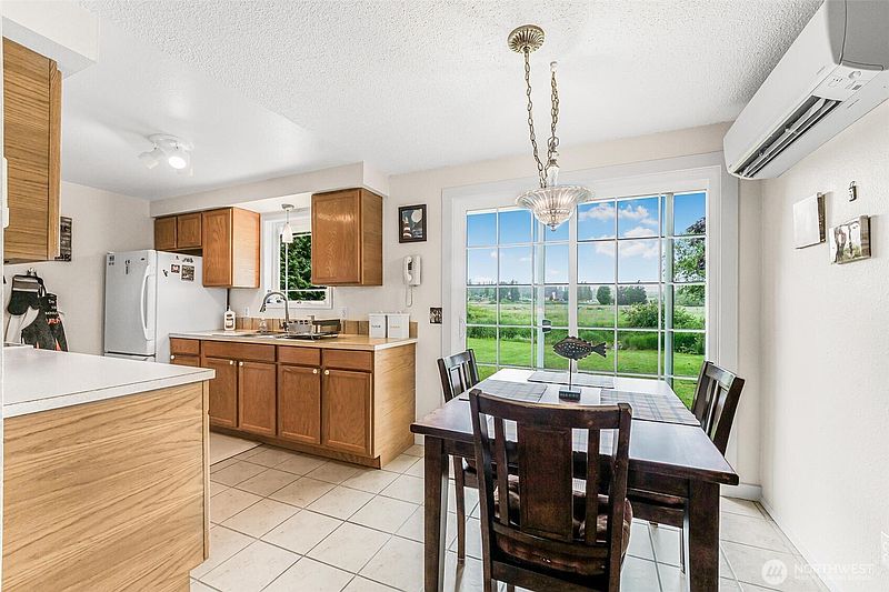 5th image of 835 Livingston Bay Shore Drive