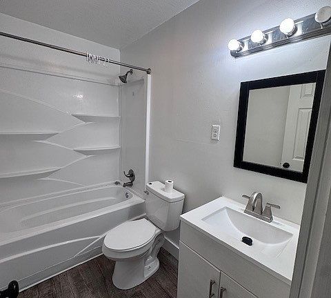 3rd image of 1900 Dutch Valley Dr #4