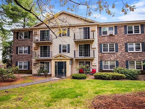 3rd image of 2 Autumn Leaf Dr APT 22