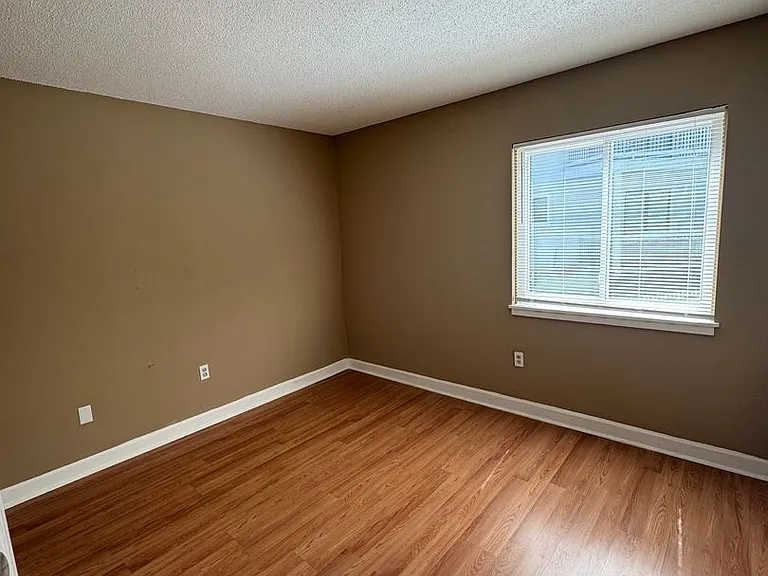 Creekside Apartments — Photo 3