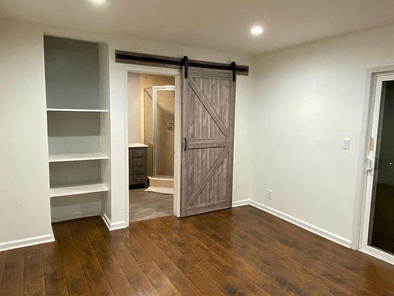 5th image of 20327 Saticoy St Unit 201