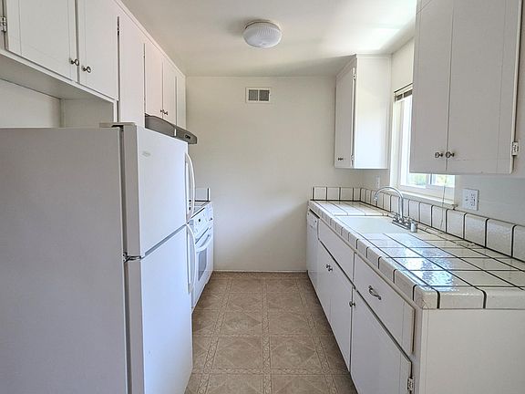 5th image of 3681 Peacock Ct #6