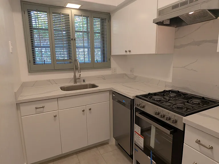 12240 Montana Ave #202 — Photo 7