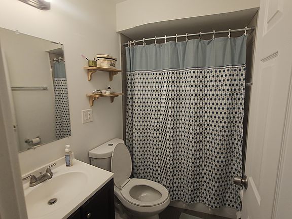 5th image of 6211 N Kenmore Ave APT 302